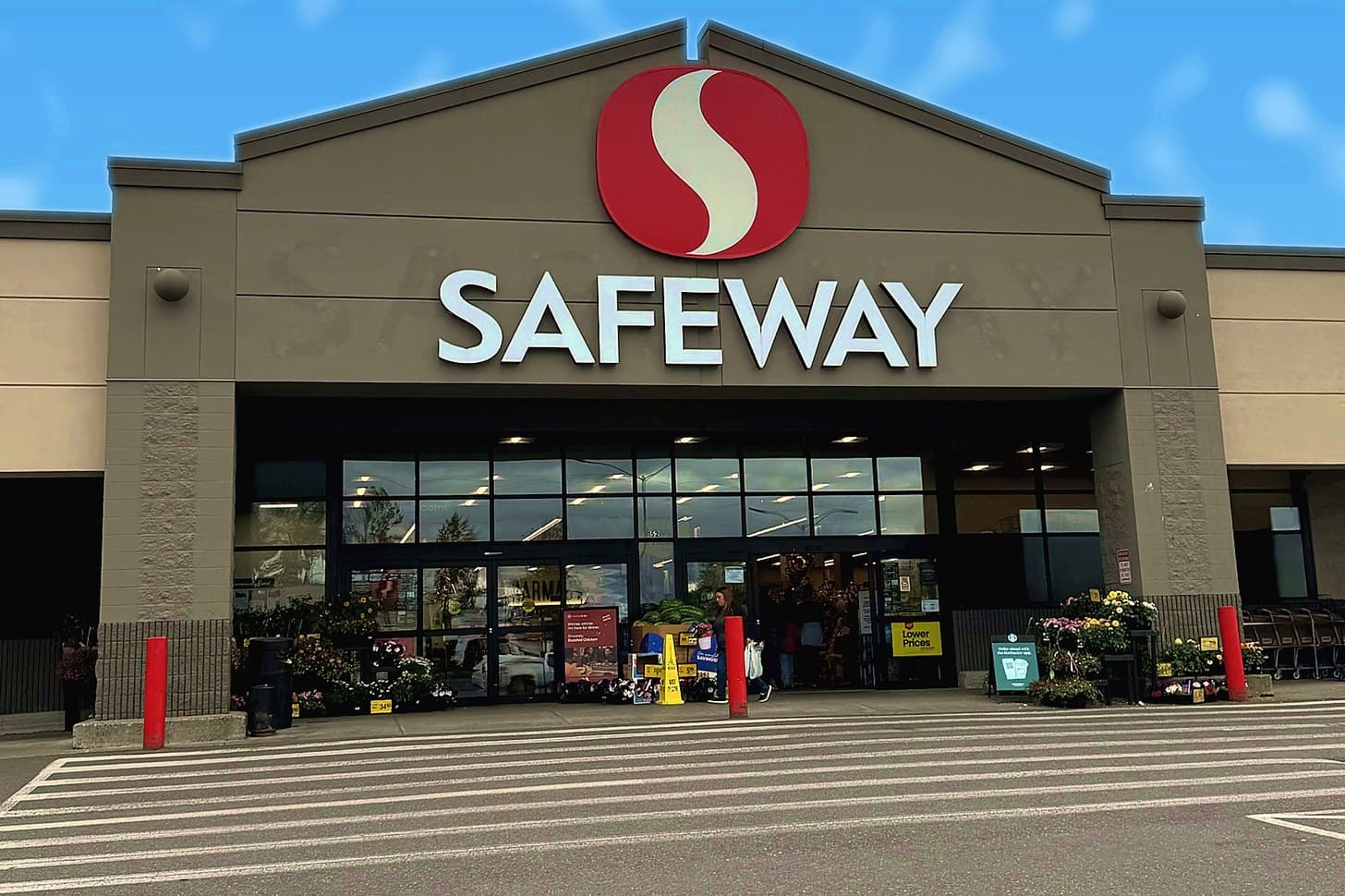 The Safeway storefront on Roosevelt Avenue in Enumclaw